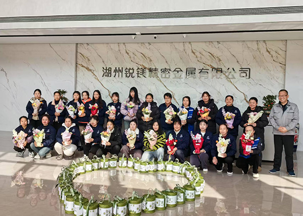 公司妇女节合影